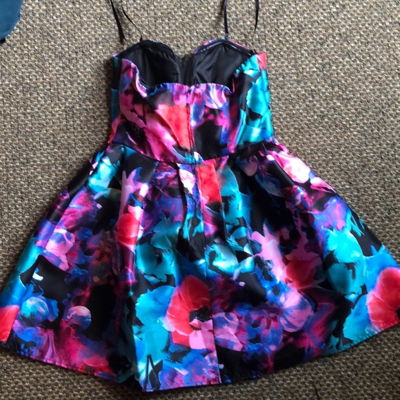 Strapless dress size 4 - Picture 3 of 3